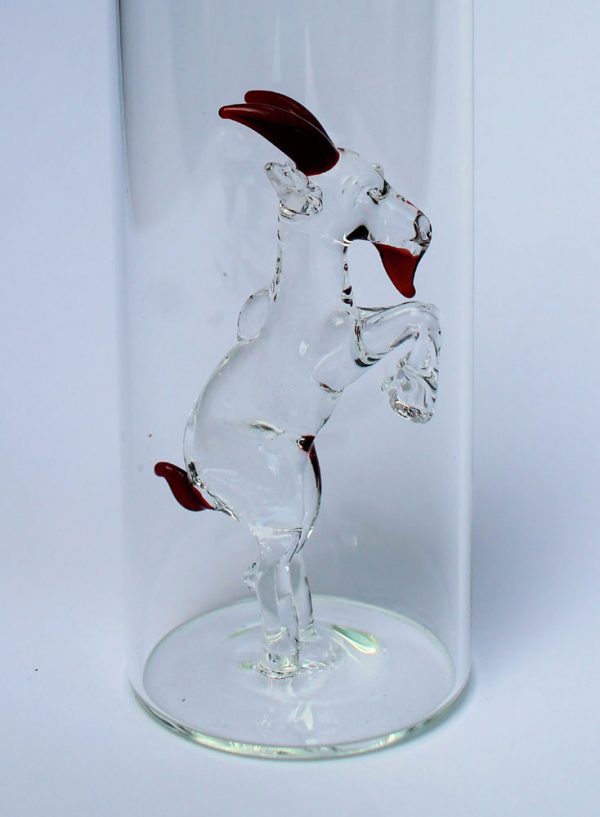 Geissbock im Glas mit rotem Horn detailbild