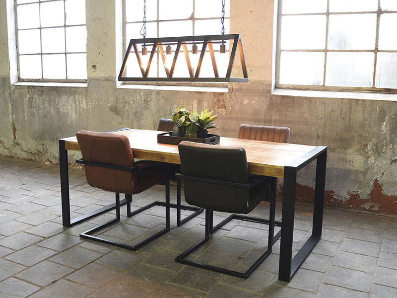 Tisch mit Stühle im loft industrial stil mit lampe
